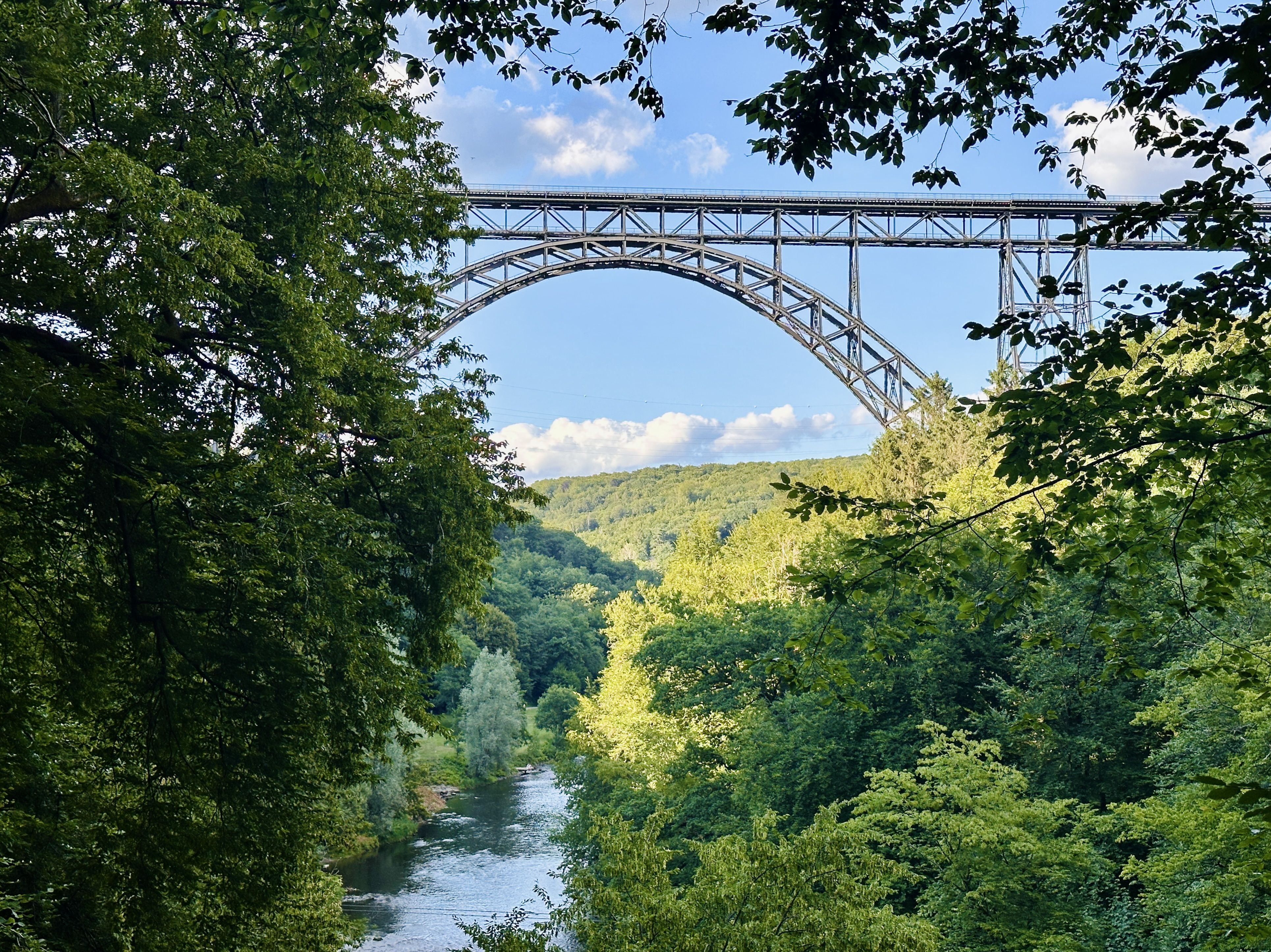 Blick auf die Müngstener Brücke bei Solingen, umgeben von grüner Natur