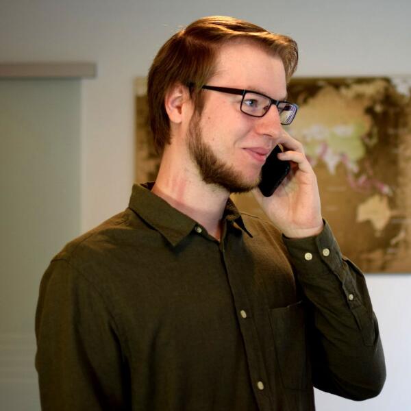 Jan Wennrich mit Brille telefoniert im Büro.