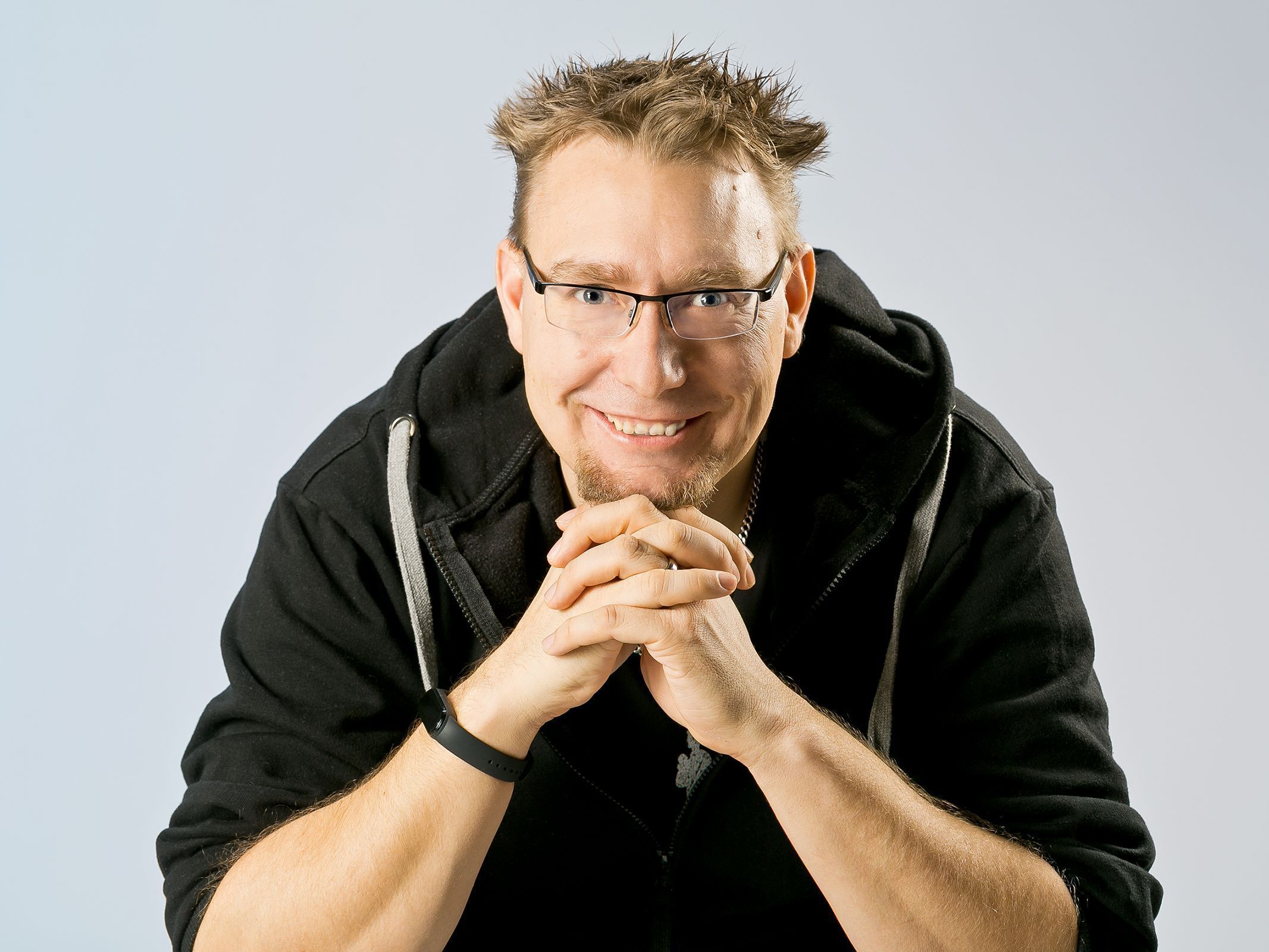 Moritz Scholz Porträt von Moritz Scholz mit Brille und dunklem Kapuzenpullover.