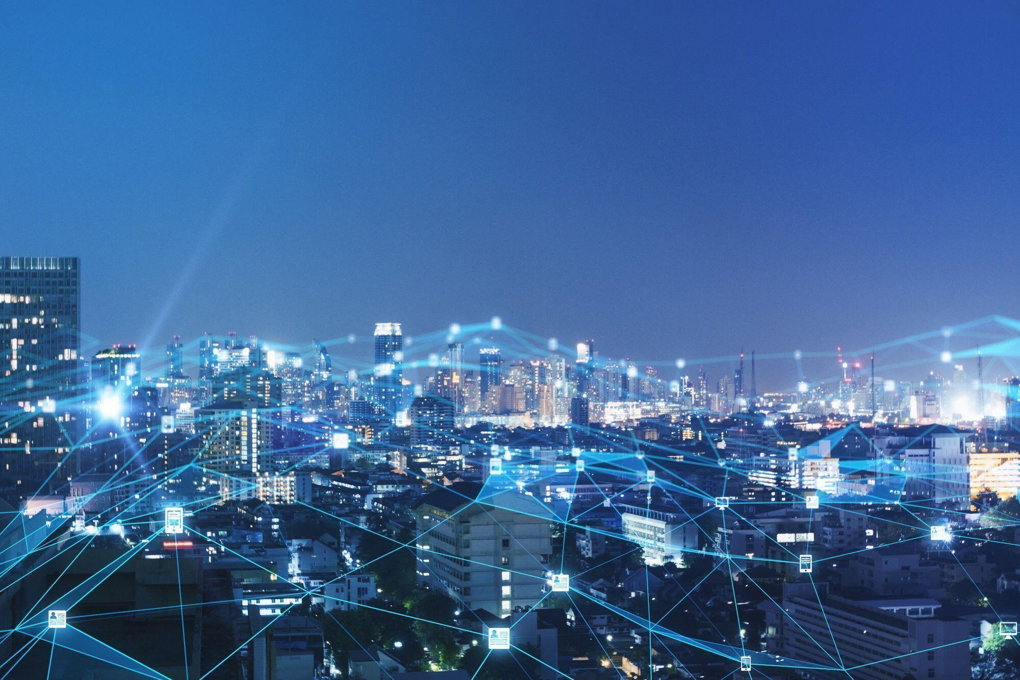 Digitale Vernetzung einer Stadt als Symbol für Online-Marketing und SEO Moderne Stadt bei Nacht mit digitalem Netzwerk aus leuchtenden Verbindungslinien als Symbol für Online-Marketing, Suchmaschinenoptimierung und digitale Sichtbarkeit.