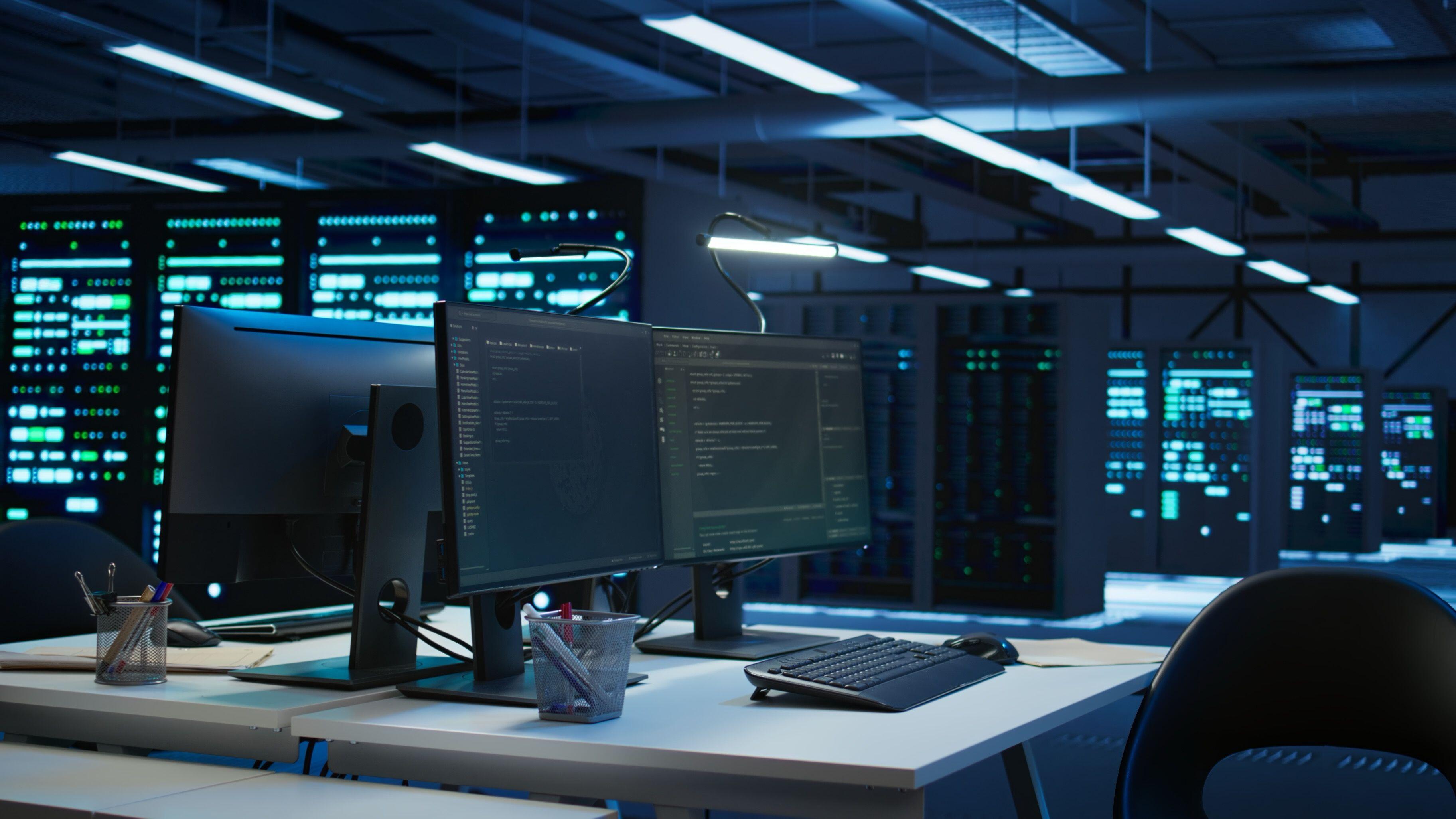 Computer im Rechenzentrum Mehrere Computerarbeitsplätze in einem modernen Rechenzentrum