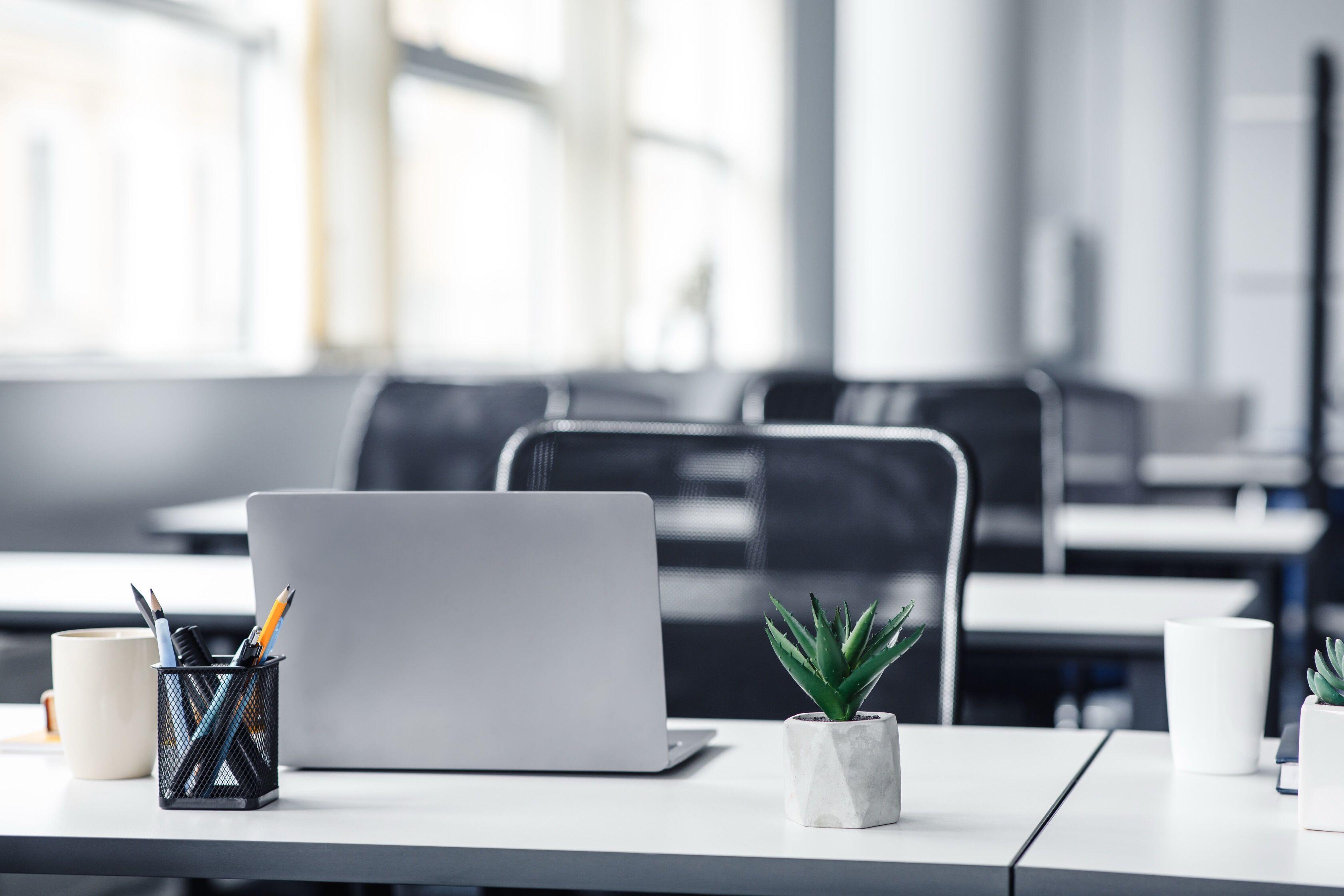 Leerer Arbeitsplatz im Coworking-Space Heller leerer Arbeitsplatz in einem modernen Coworking-Büro
