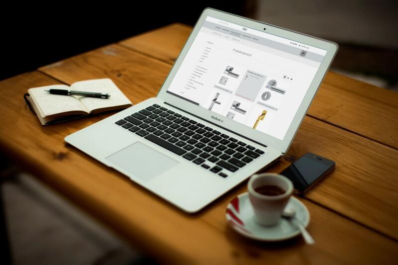 P.-Bisschop-Website auf einem Laptop neben einer Kaffeetasse.