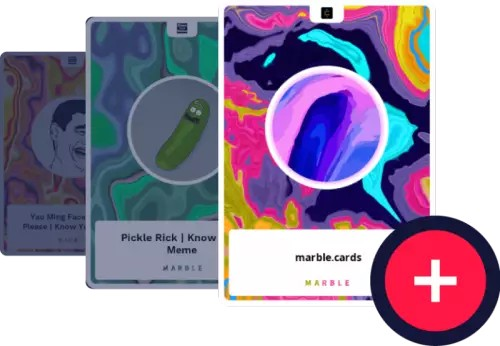 Digitale Karten in einer App Bunte digitale Sammelkarten auf mehreren Smartphone-Bildschirmen.