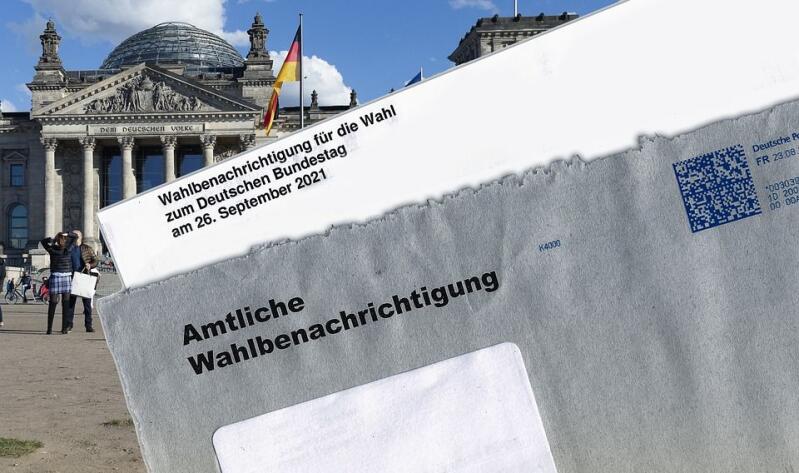 Wahllokal To-Go Wahlbenachrichtigungsbrief vor dem Reichstagsgebäude in Berlin.