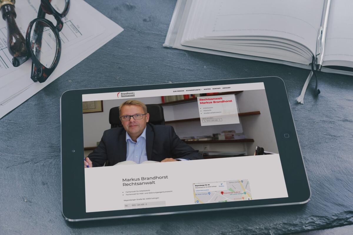 Website von Brandhorst Rechtsanwalt auf einem Tablet.
