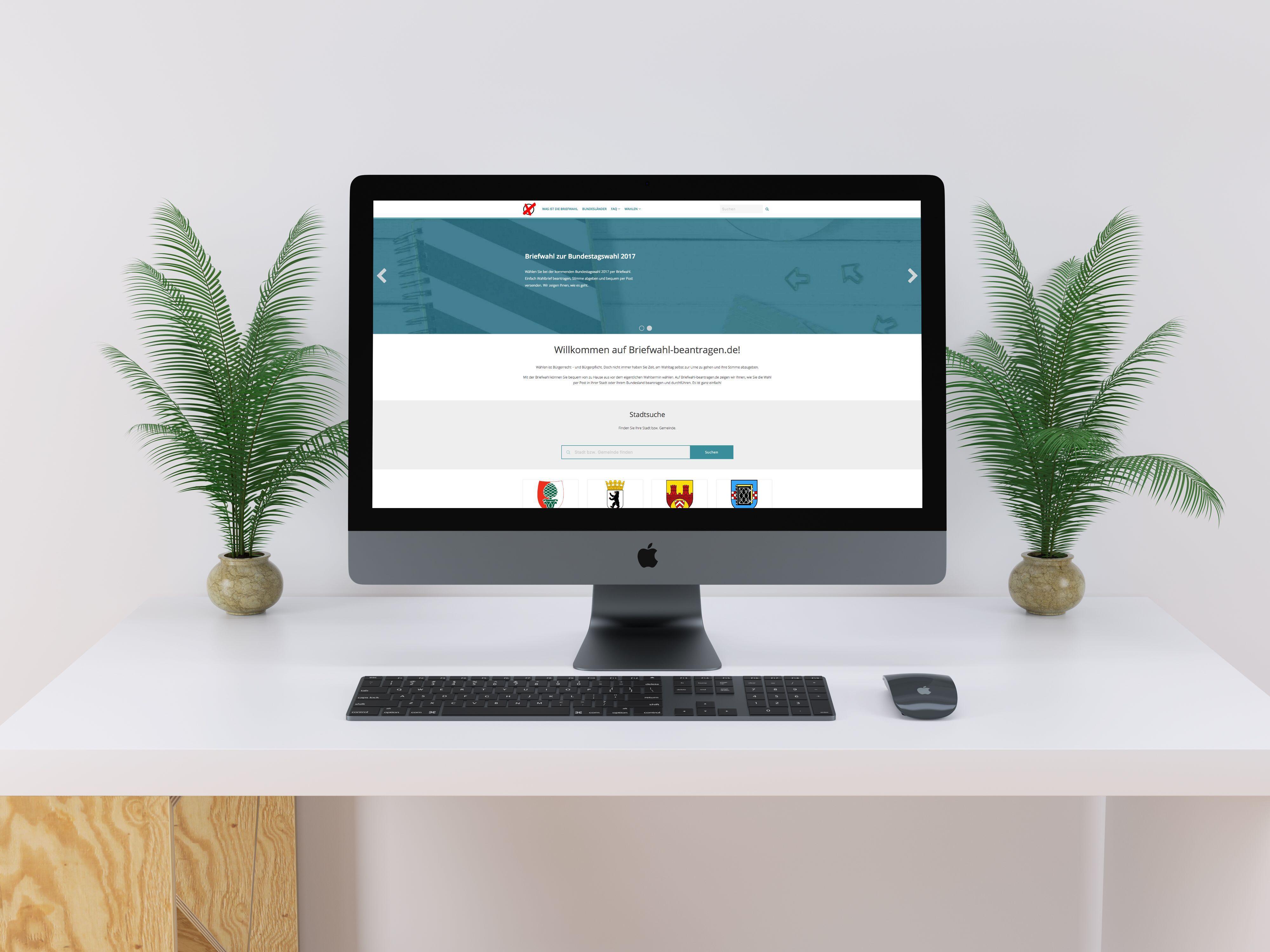 Website „Briefwahl beantragen“ auf einem Desktop-Monitor.