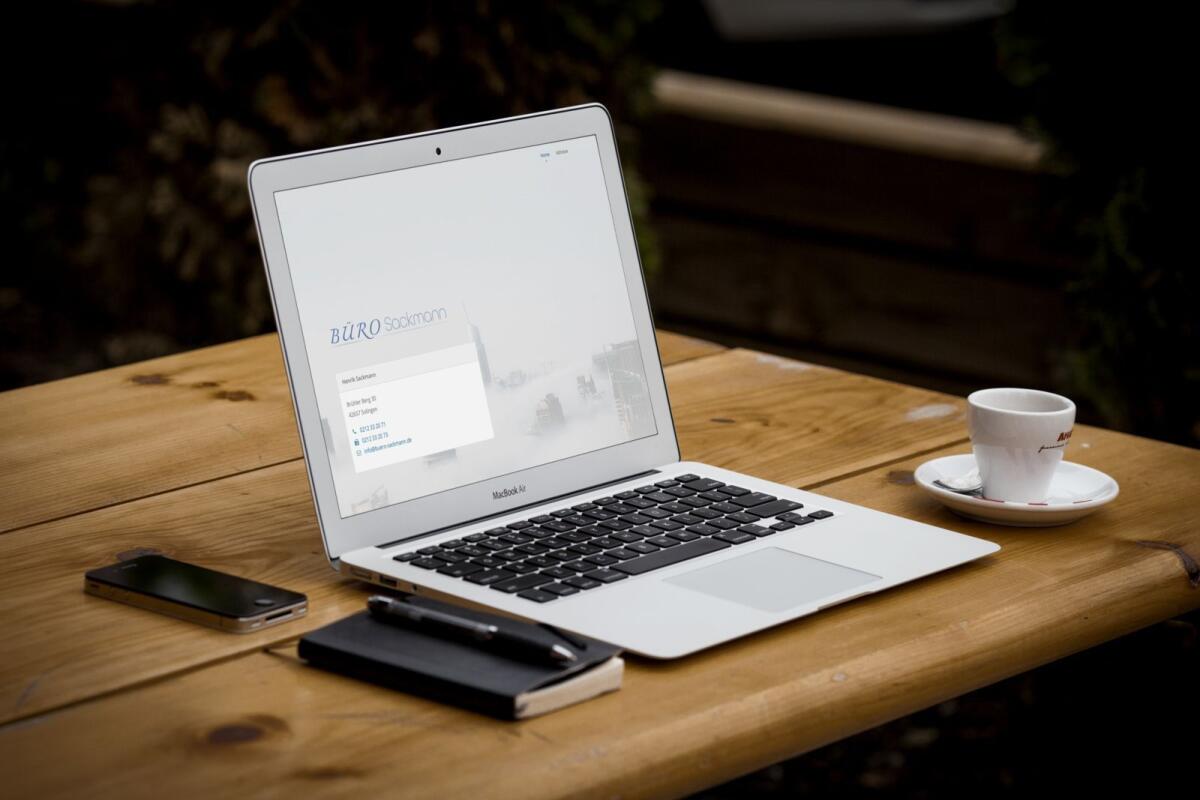 Website von Büro Sackmann auf einem Bildschirm.