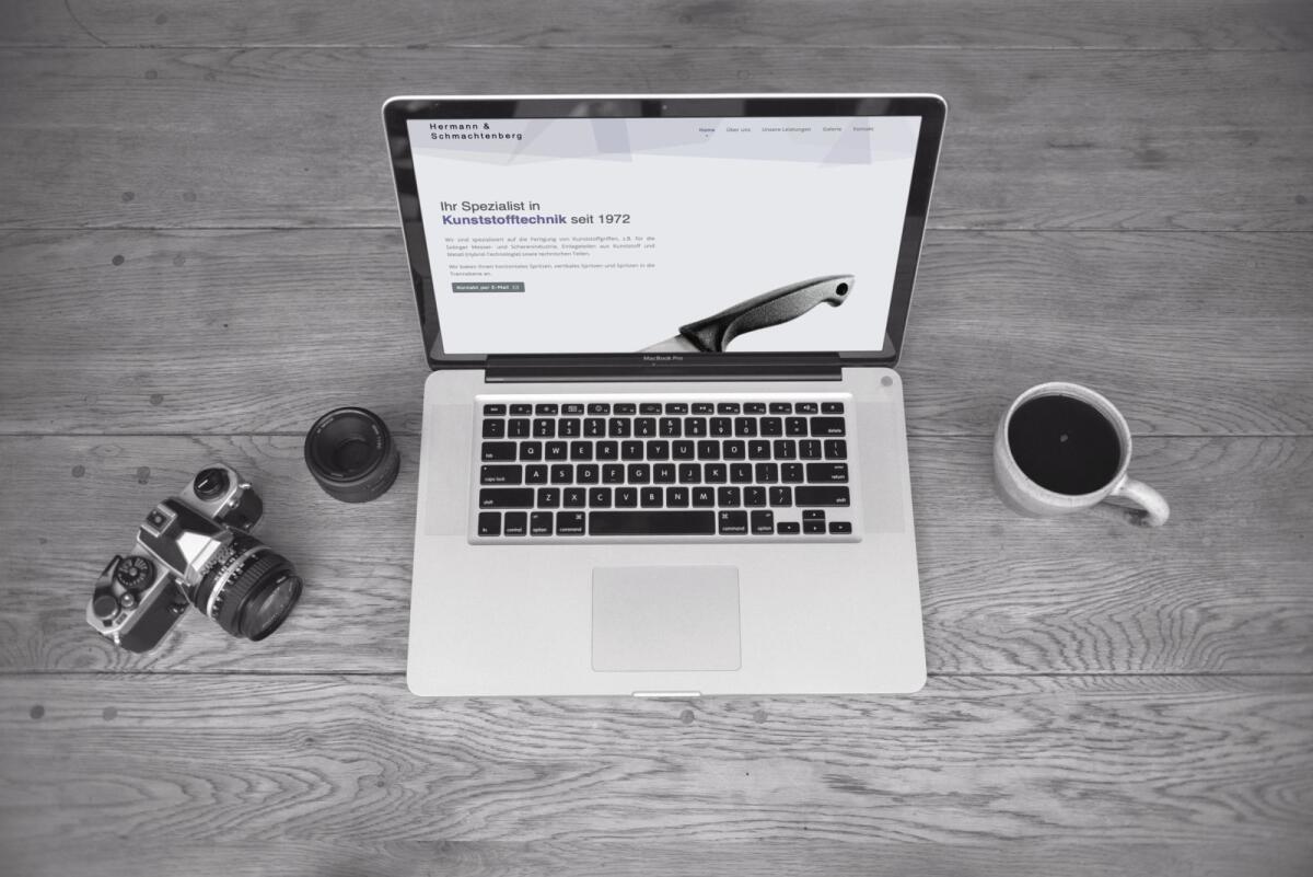 Website von Hermann Schmachtenberg auf einem Bildschirm.