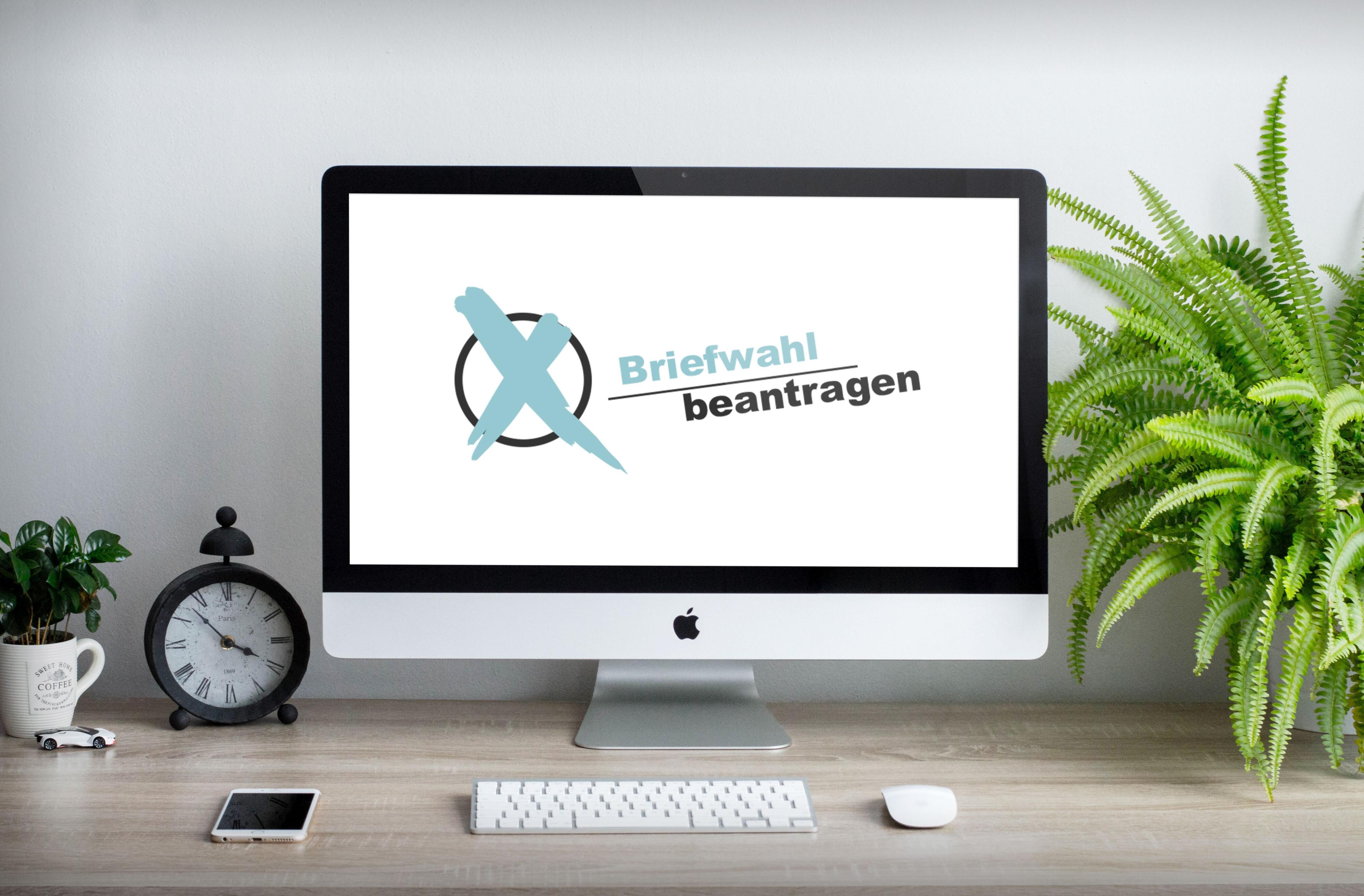 Website „Briefwahl beantragen“ auf einem Monitor.